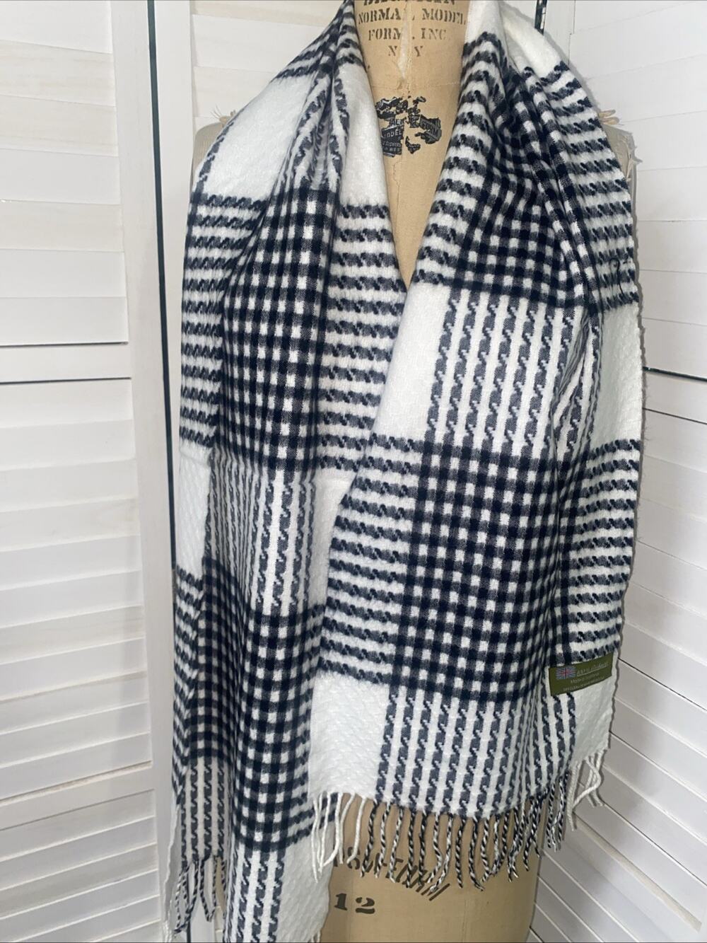 100% Cashmere Made In Scotland Houndstooth White Black 64”x 12” Scarf Wrap